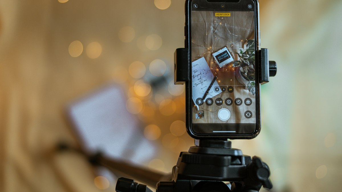 Móvil en un trípode grabando un vídeo vertical