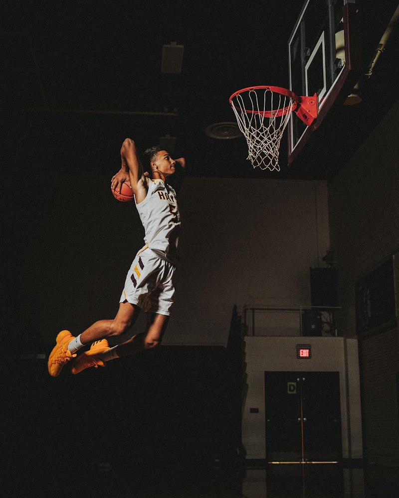 Jugador de baloncesto haciendo un mate